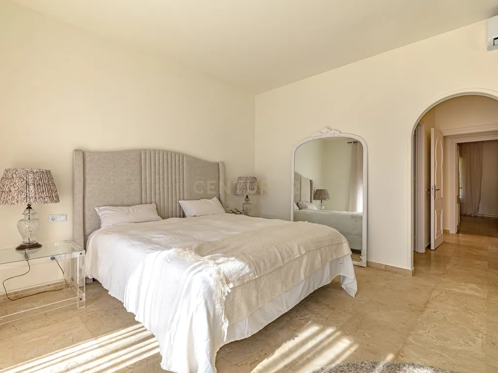 Elegância Andaluza Intemporal no Coração de El Paraíso, Estepona - Image 18
