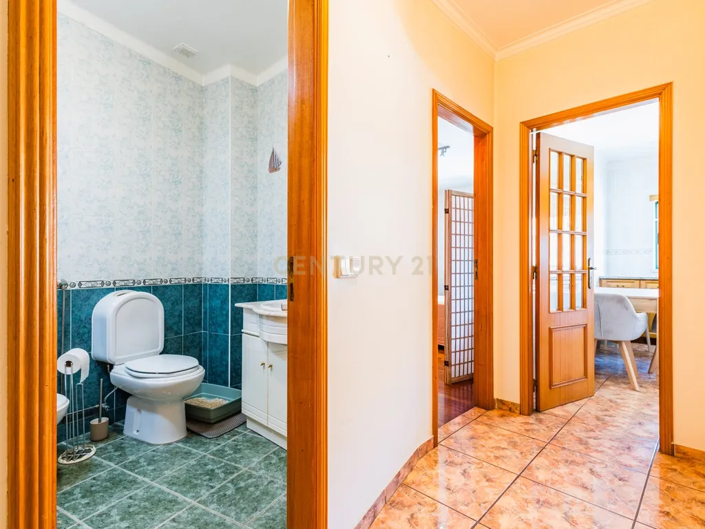 T2 com 110 m² | Espaço a Sério, Varanda e Garagem - Image 12