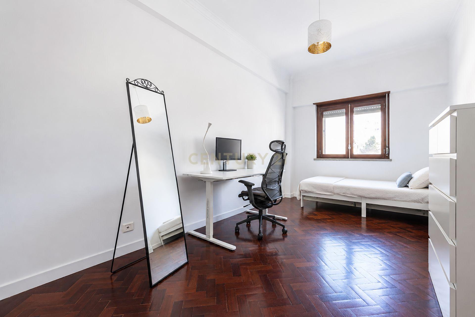 Fotografia 3 de APARTAMENTO T2|VARANDA|BENFICA|Rua José da Purificação Chaves