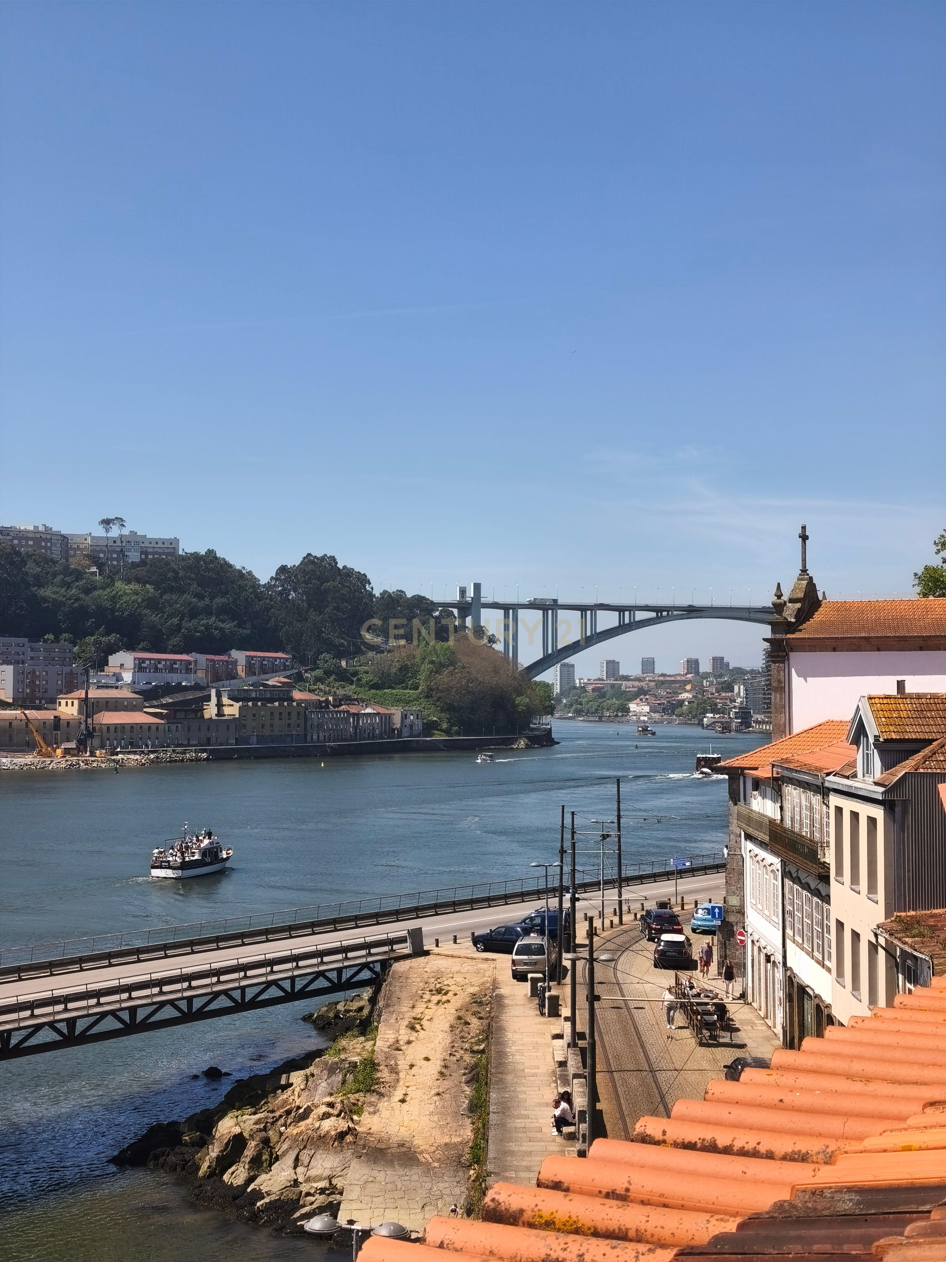 Fotografia 6 de Apartamento Último Andar - Rua Cais das Pedras , rio Douro Porto