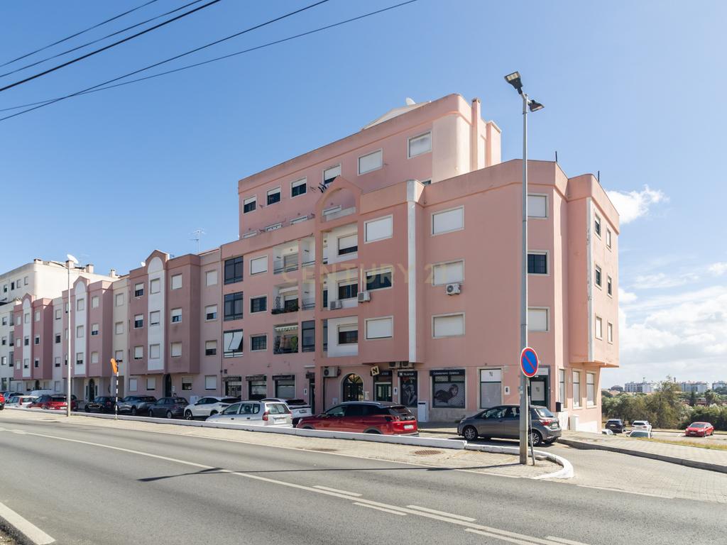 Apartamento T2 com Parqueamento, Elevador, Pronto a Habitar – Uma Oportunidade a Não Perder - Image 1