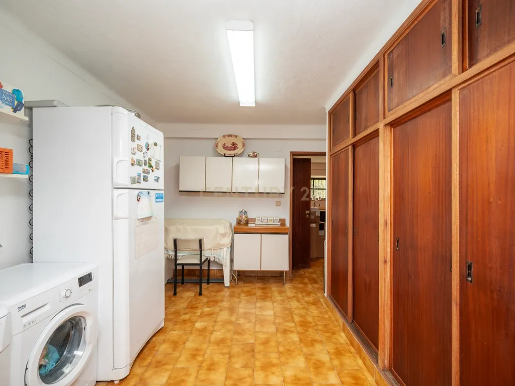 Moradia à Venda no Banzão, zona de Colares - Image 23