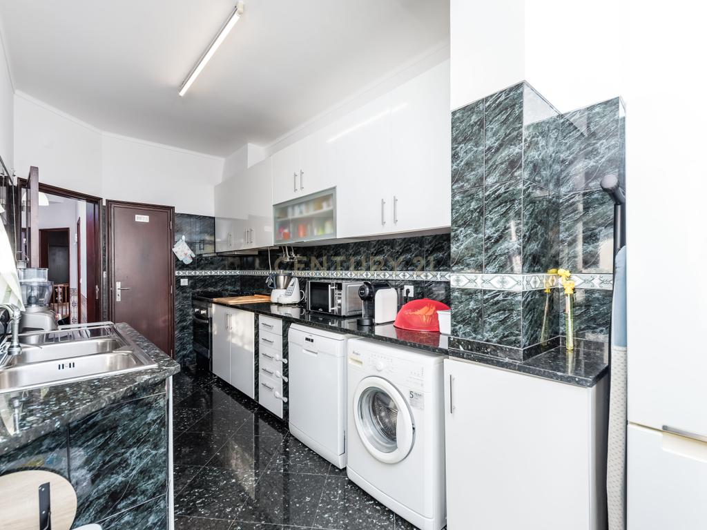 Apartamento T2 em Linda-a-Velha – Remodelado com Terraço e Excelente Localização - Image 3