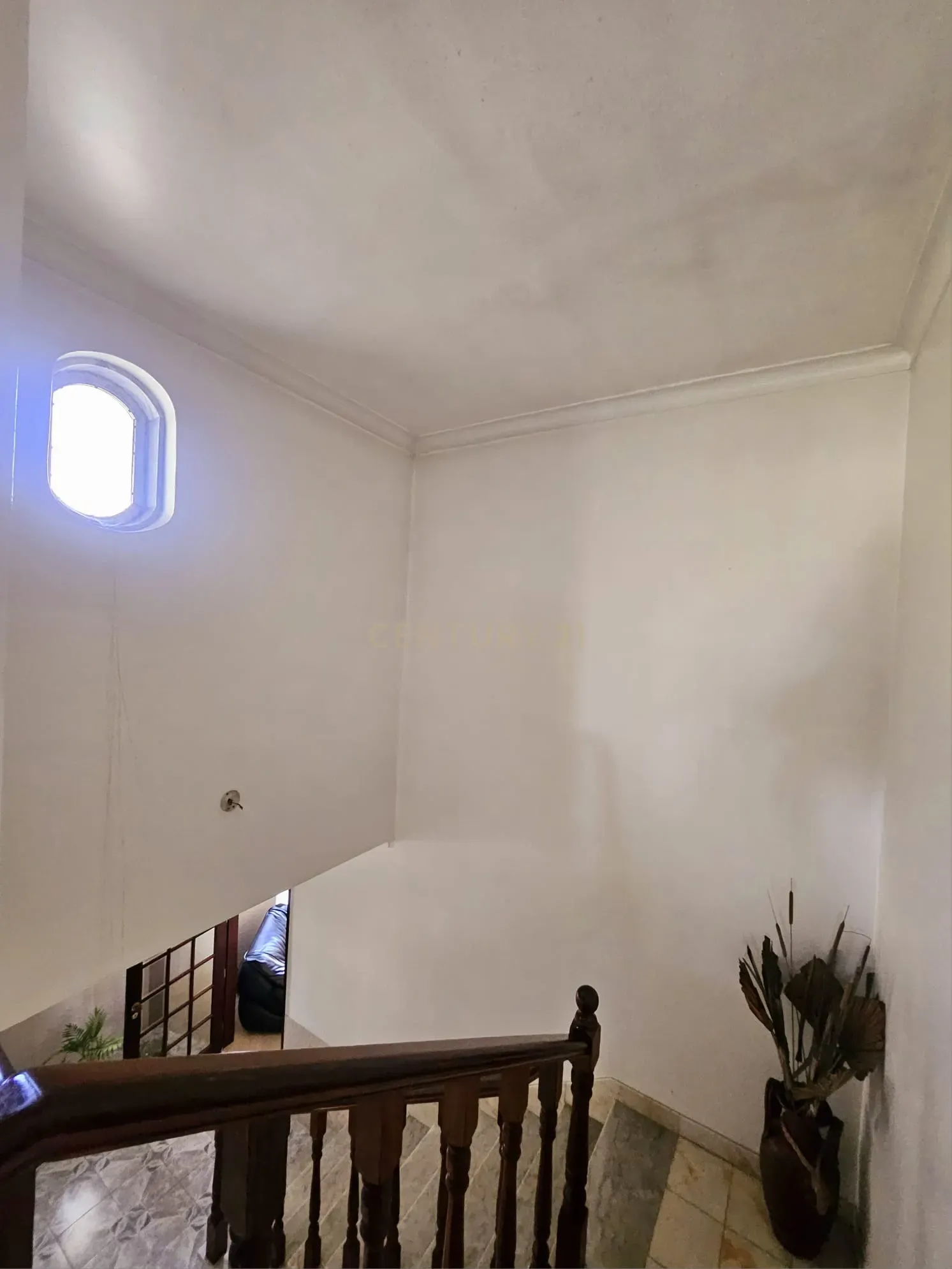 Moradia Unifamiliar T4 com Vista Desafogada e Grande Lote de Terreno na Quinta da Condessa - Image 28