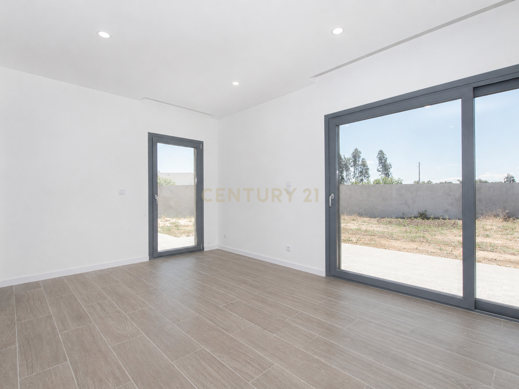 MORADIA T3 COM PISCINA E VISTA CAMPO - Image 8