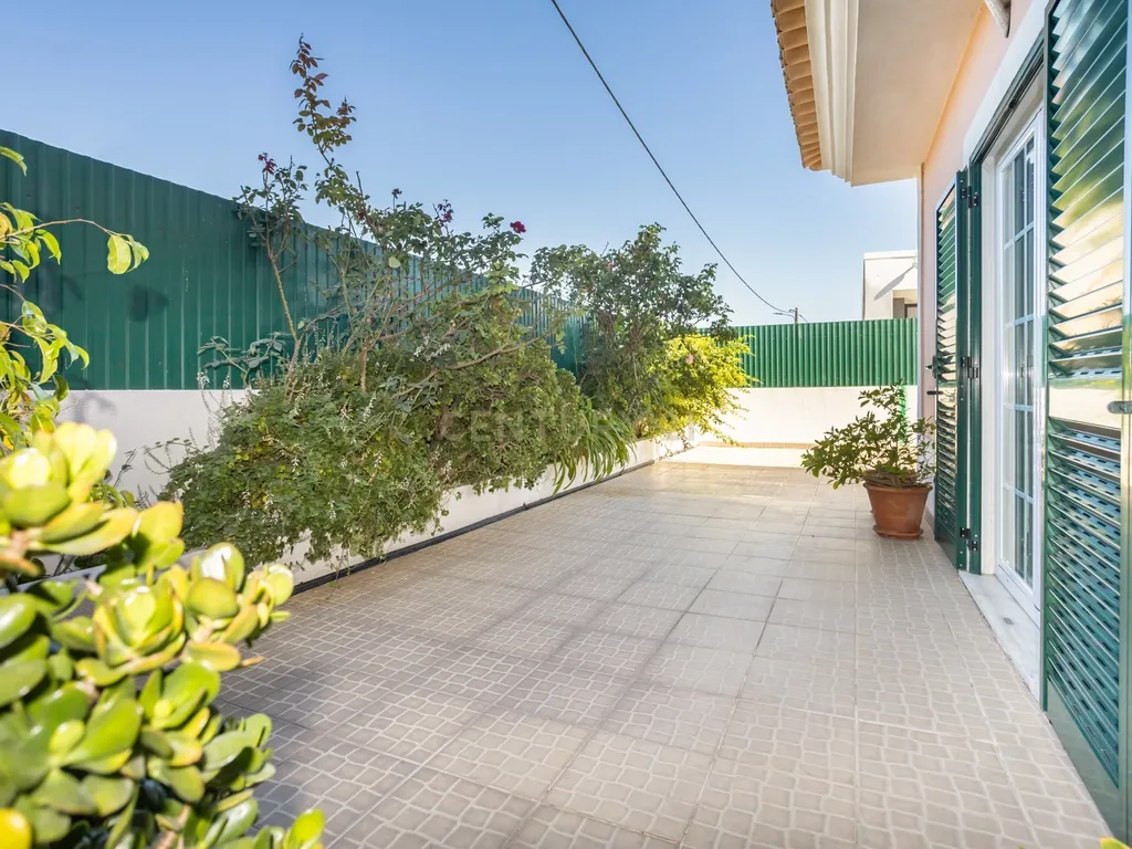 Moradia T4 em Setúbal | Conforto, Espaço e Privacidade - Image 35