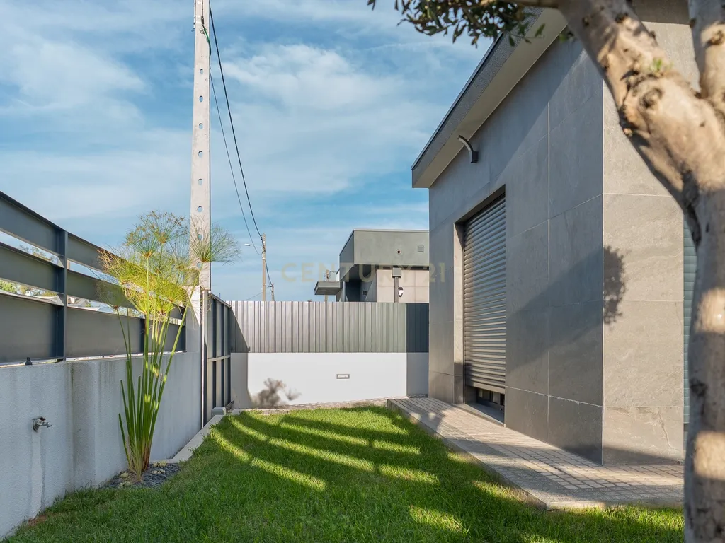 Moradia T3+1 Térrea de gaveto com Piscina, Domótica e Espaço Exterior | Fernão Ferro - Image 9
