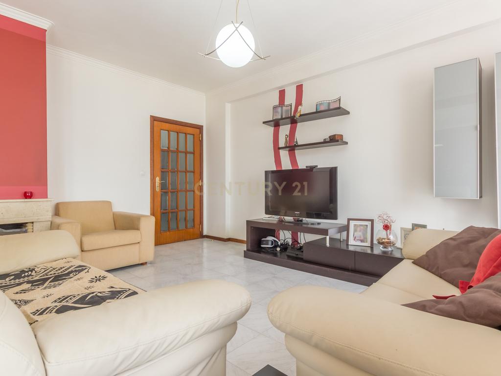 Apartamento T4 transformado em T3, na Baixa da Banheira com boa exposição solar - Image 14