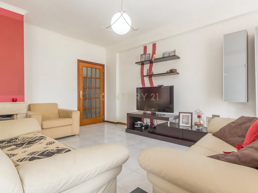 Apartamento T4 transformado em T3, na Baixa da Banheira com boa exposição solar - Image 14