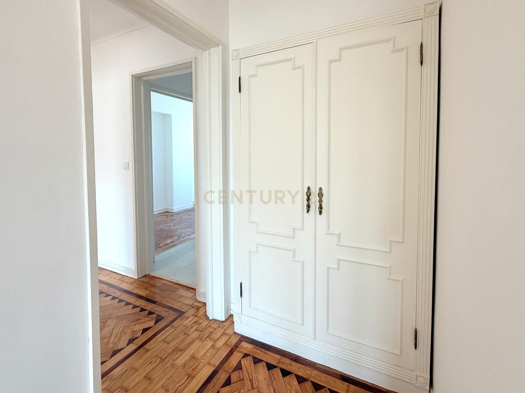 T3+1 Totalmente Remodelado para Arrendamento em Alvalade - Image 15