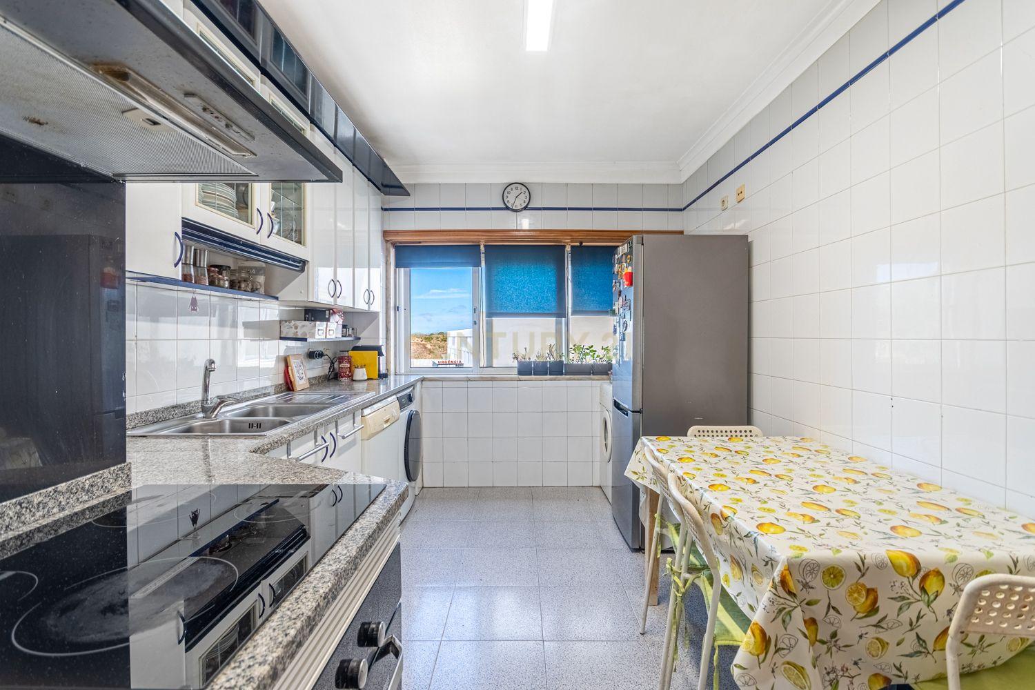 Fotografia 10 de Exclusivo T3+2 Duplex na Urbanização da Cavaleira | 205 m² de Área Total | Parqueamento
