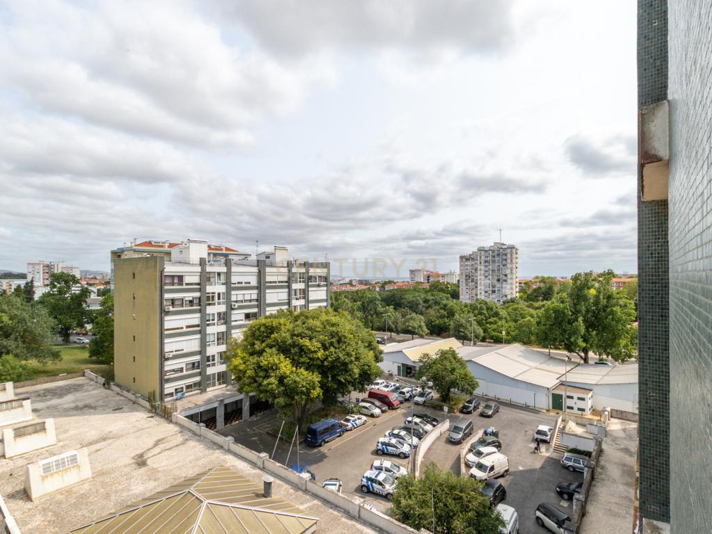 Apartamento T4 com Boas Áreas - Prt Av. Cidade Lourenço Marques - Olivais - Image 27