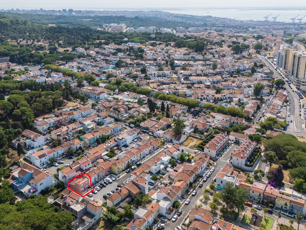 Moradia T3 com Quintal e Alto Potencial no Caramão da Ajuda, Lisboa - Image 27