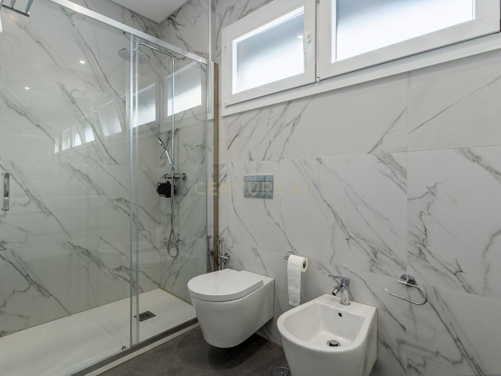 Luxuosa Moradia T5 em Odivelas com Vista Panorâmica - Image 22