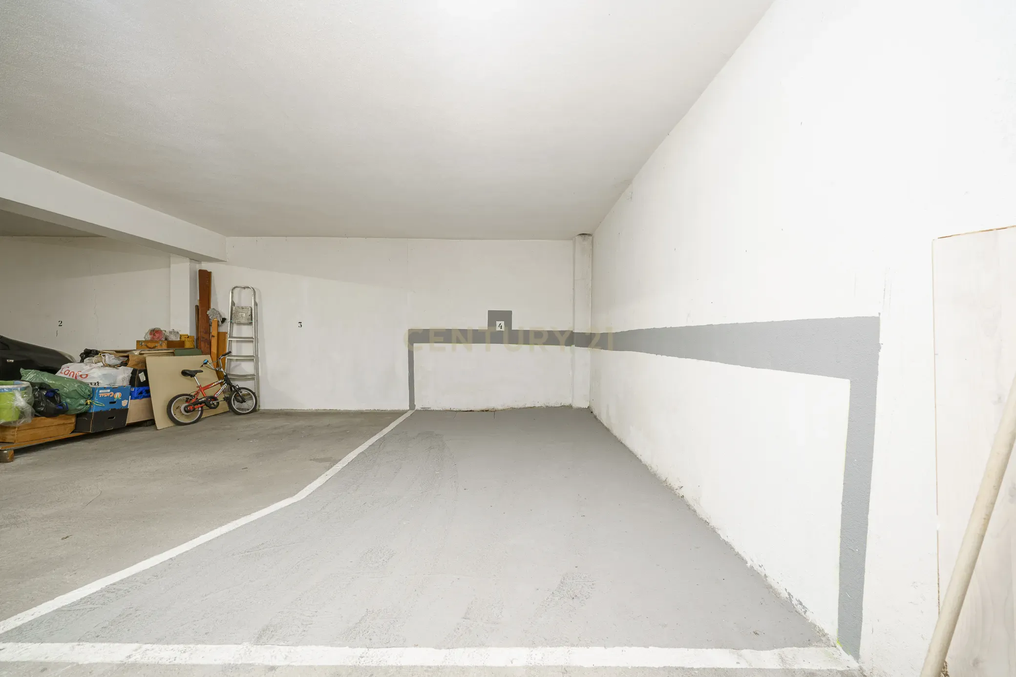 Apartamento T2 com Parqueamento, Varandas e Lareira - Perto do Centro da Cidade - Image 23