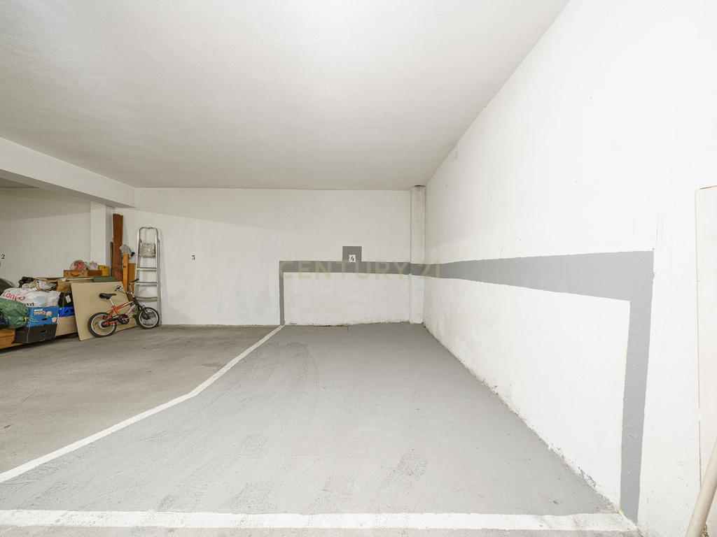 Apartamento T2 com Parqueamento, Varandas e Lareira - Perto do Centro da Cidade - Image 23