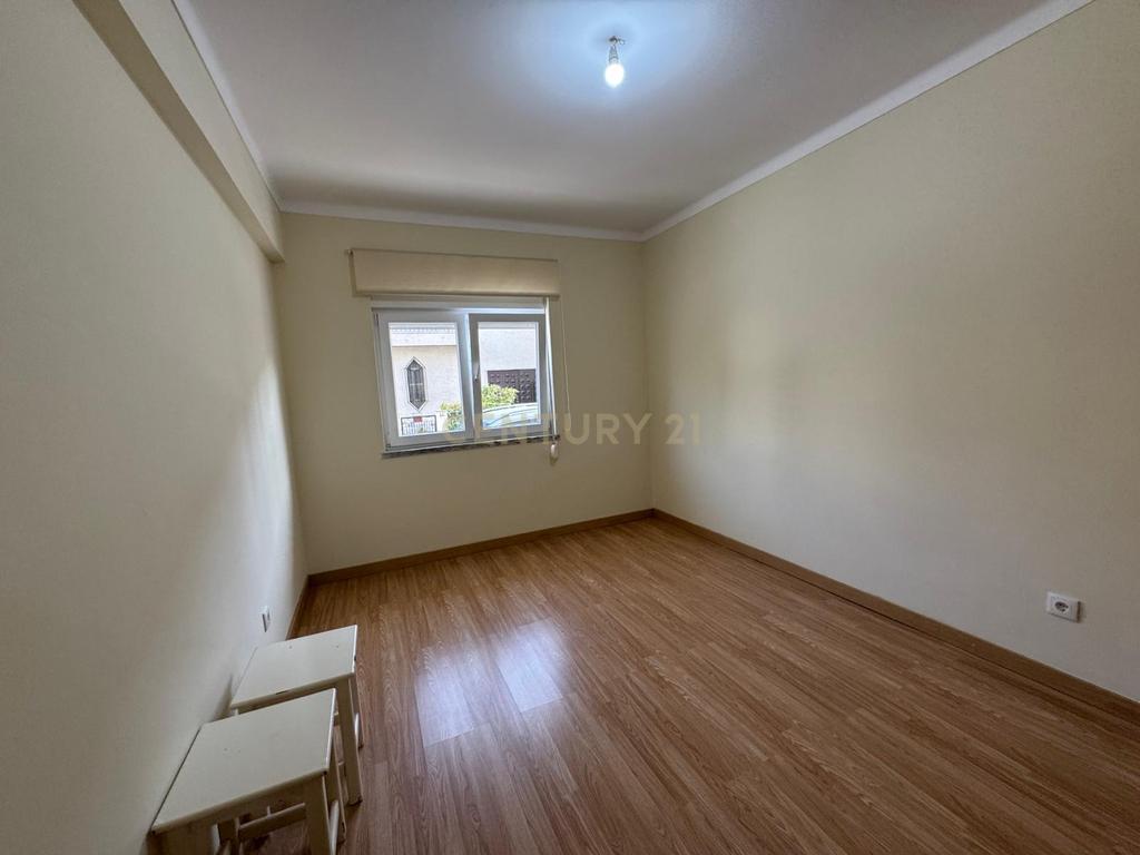 Apartamento T3 remodelado na zona do Parque Municipal - Image 10