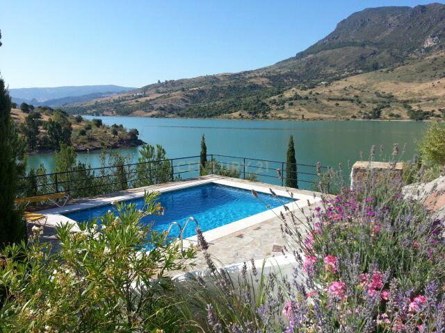 Propriedade rústica com vista para piscina e zona húmida – pronta a habitar - Image 2