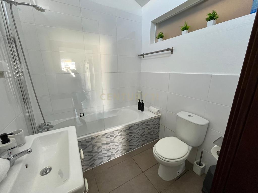 Moradia com quatro apartamentos independentes, três T2 e um T3 em Atouguia da Baleia. Ideal para famílias ou grupos, preparada para turismo ou para arrendamento de longa duração. - Image 53