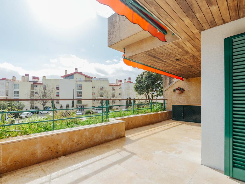 T3 com Terraço e Vista Desafogada – Belas Clube de Campo - Arrendamento - Image 1