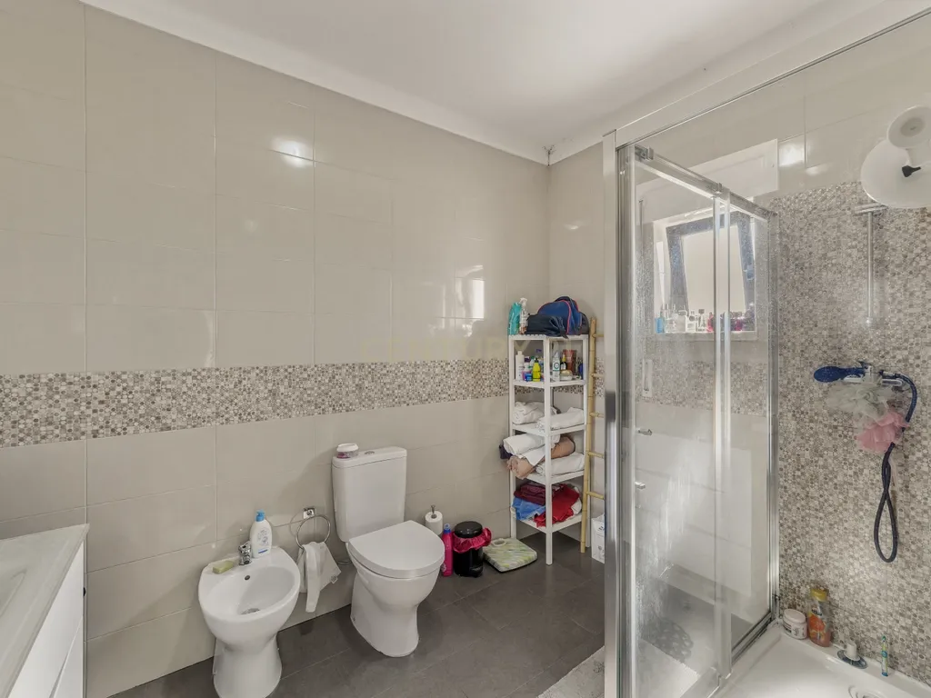 MORADIA T5 COM GARAGEM E PISCINA, 327 M² DE TERRENO PARA USUFRUIR - Image 43