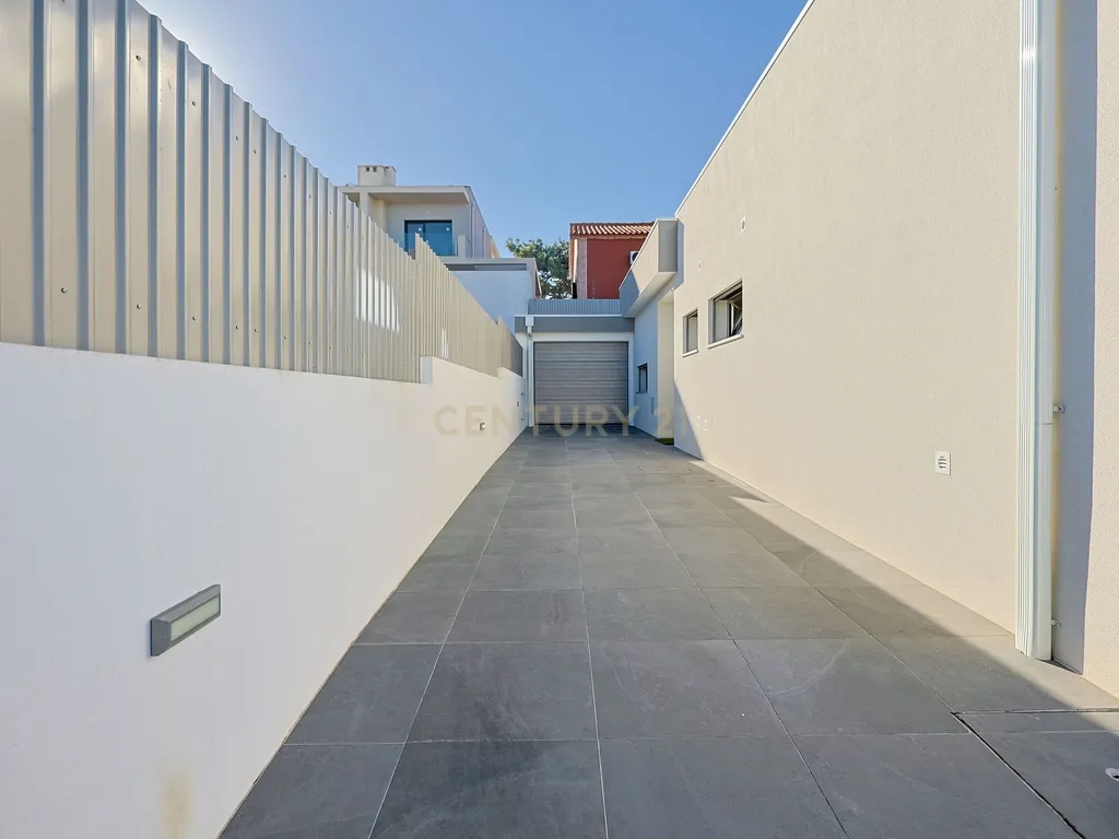 Moradia T3 Isolada com Piscina e Garagem em Fernão Ferro - Image 38