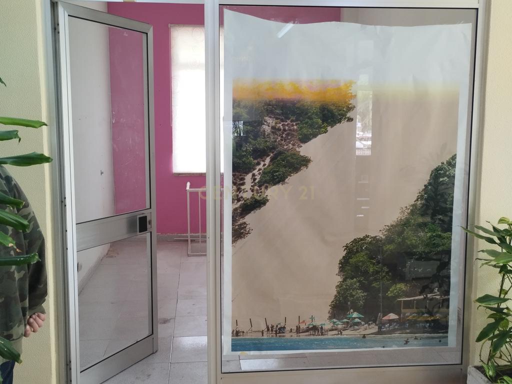 Loja com 2 pisos no centro comercial D'Avenida - Quinta do Rouxinol - Image 1