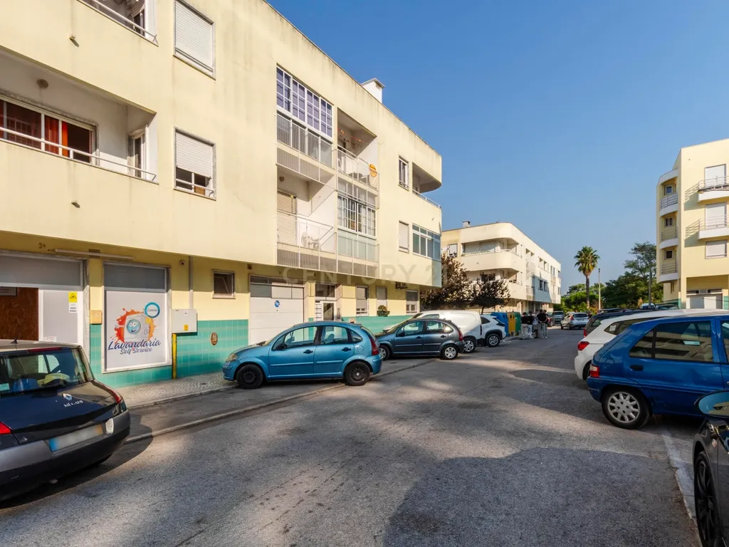 Espaçoso T3 na Sobreda com 2 Casas de Banho e Varandas - Image 72