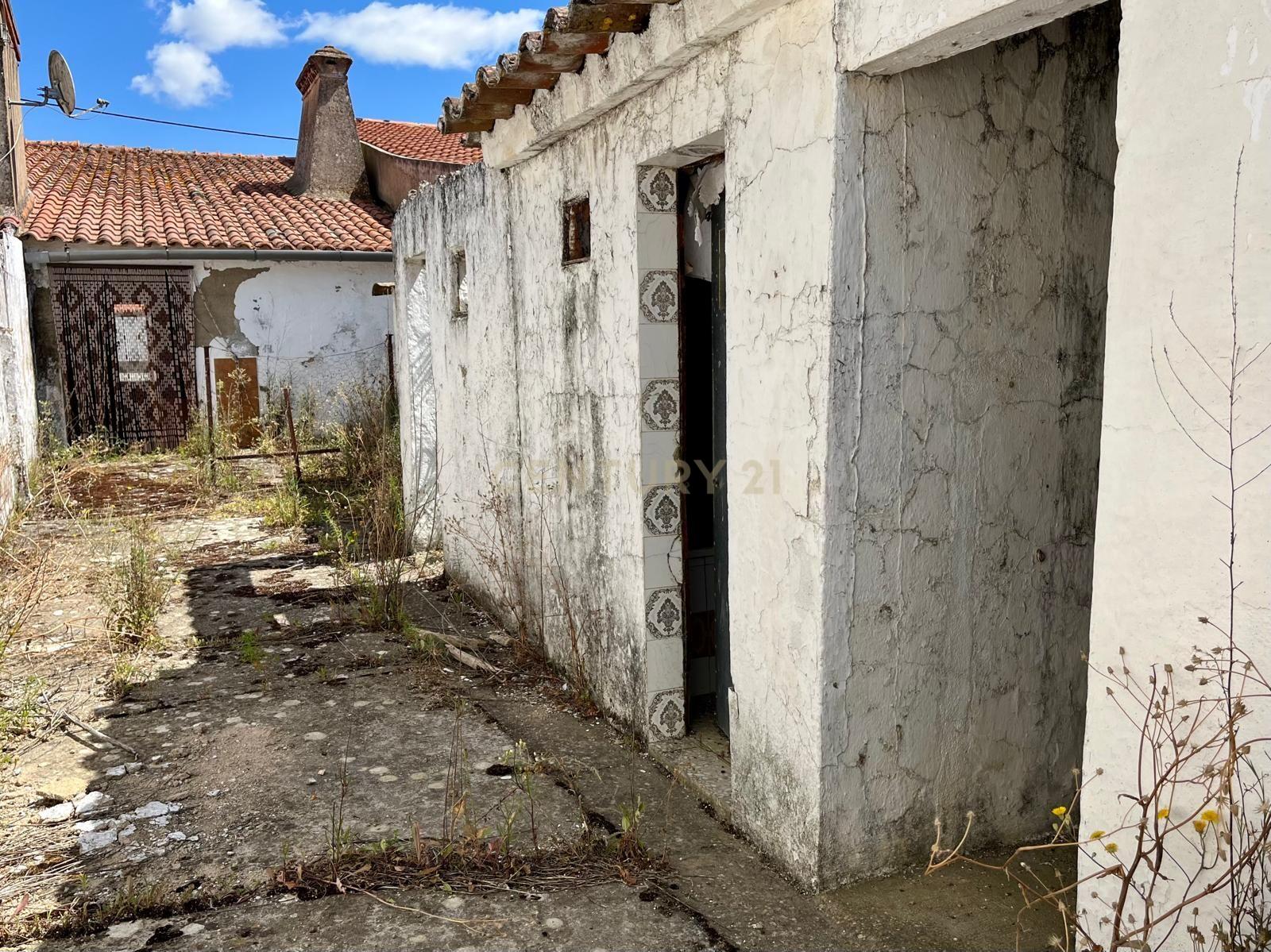 Fotografia 10 de Moradia T2 , perto da praia, para Recuperar em Oriola, Évora.