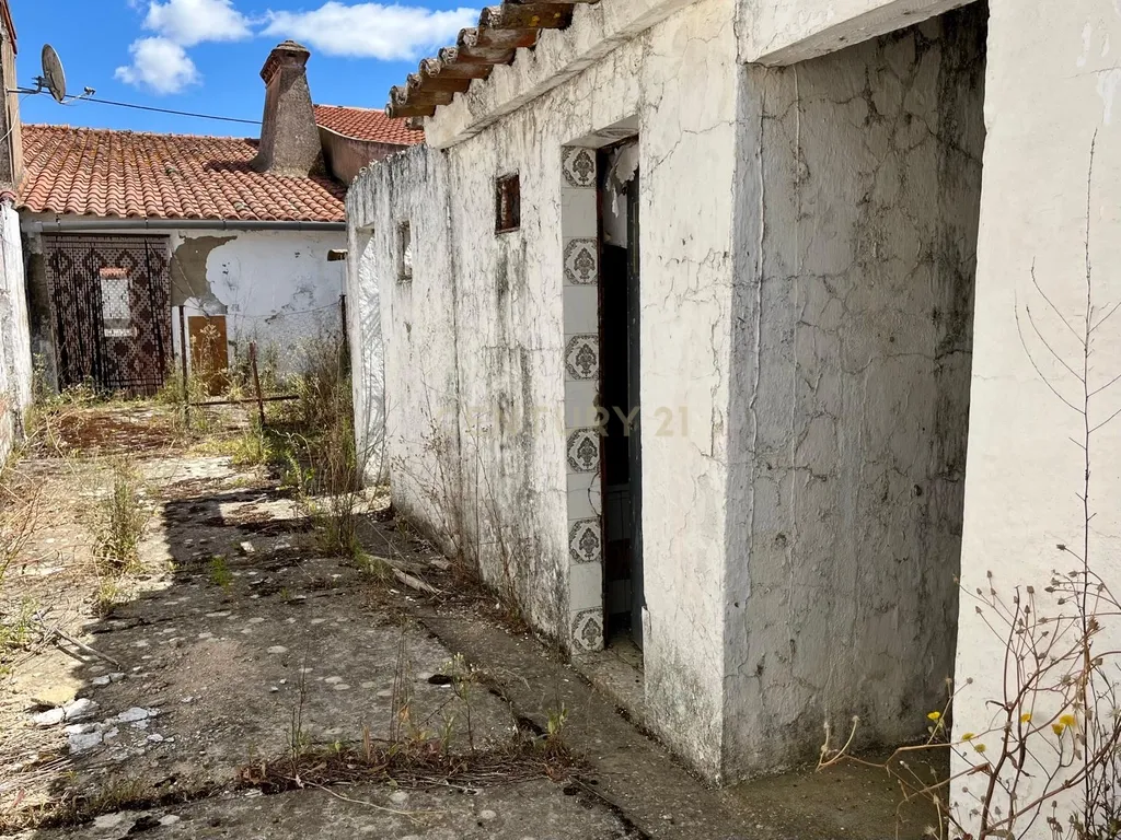 Moradia T2 , perto da praia, para Recuperar em Oriola, Évora. - Image 10