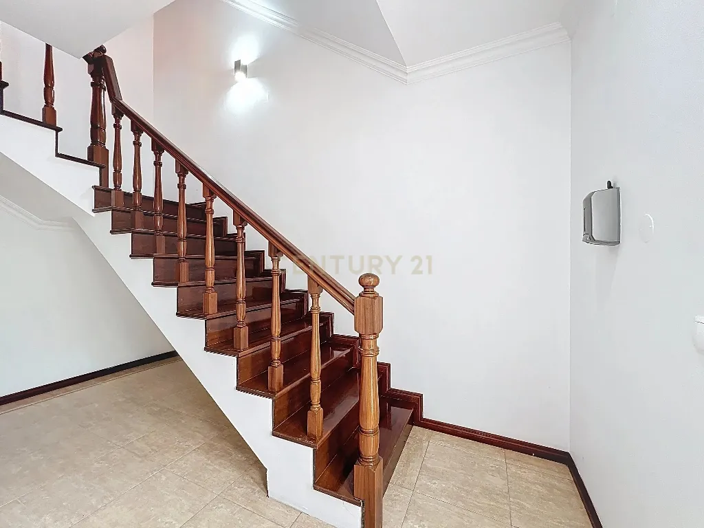 🏡 Moradia Única com Vista Mar — 3 Apartamentos | AL em Funcionamento | Feteiras, Ponta Delgada - Image 29