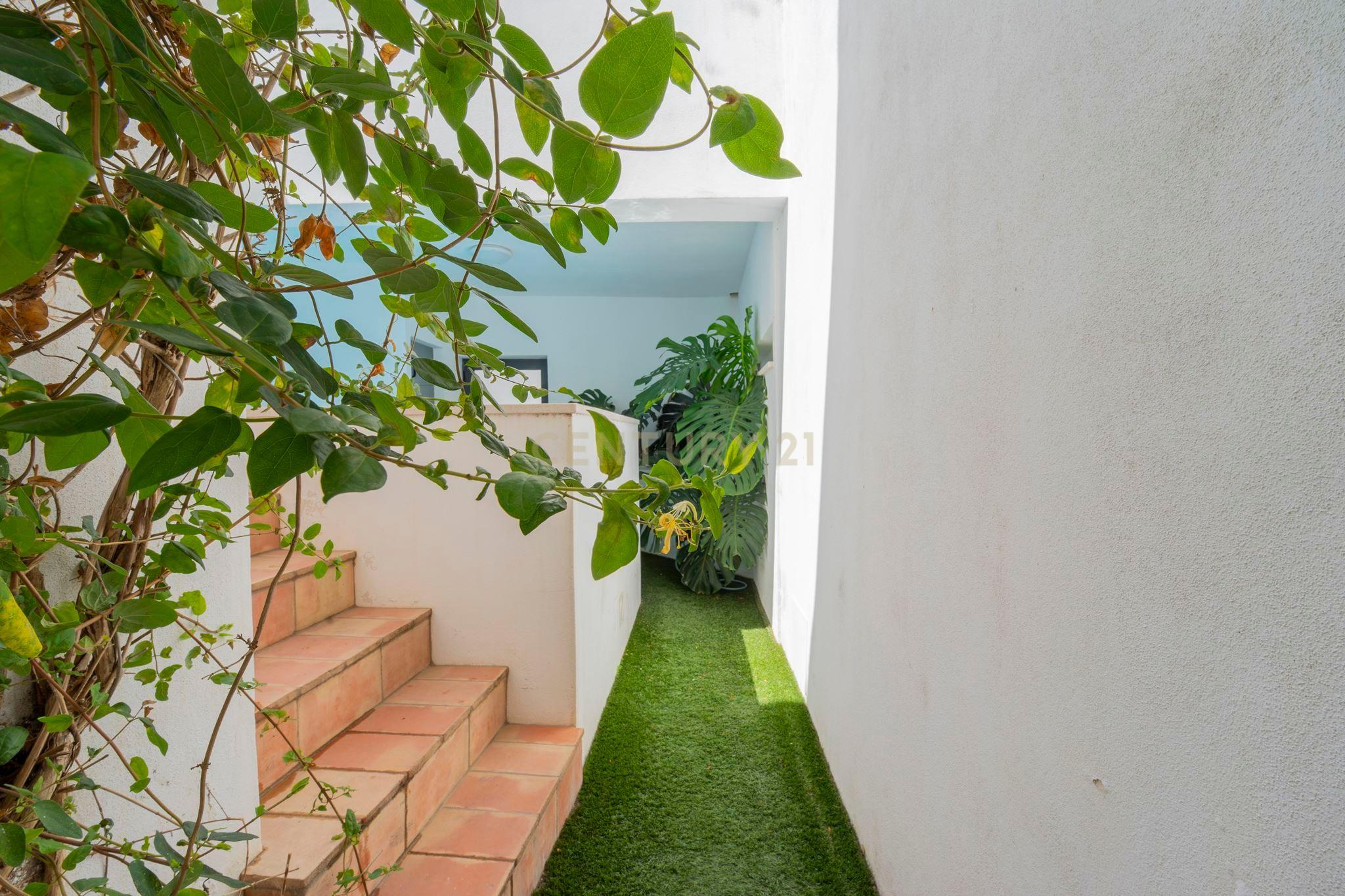 Fotografia 10 de Casa Renovada T3-em Olhão na Baixa , Licença AL, Vista Panorâmica e Piscina