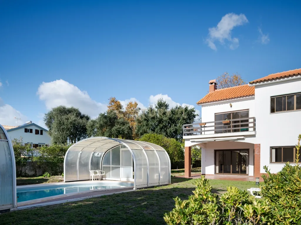 Moradia T4 Geminada à Venda na Marisol — 200 m² | Lote 900 m² | Piscina - Image 1