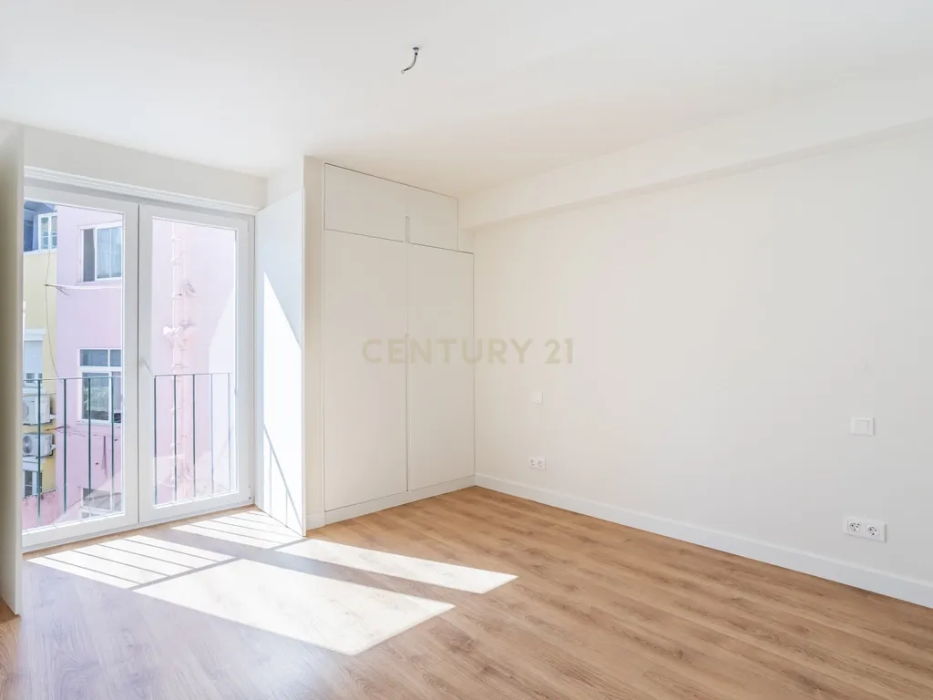 Duplex T3 para Venda, em Campolide – Pé-Direito Duplo, Terraço e Classe Energética A | 940.000 € - Image 13