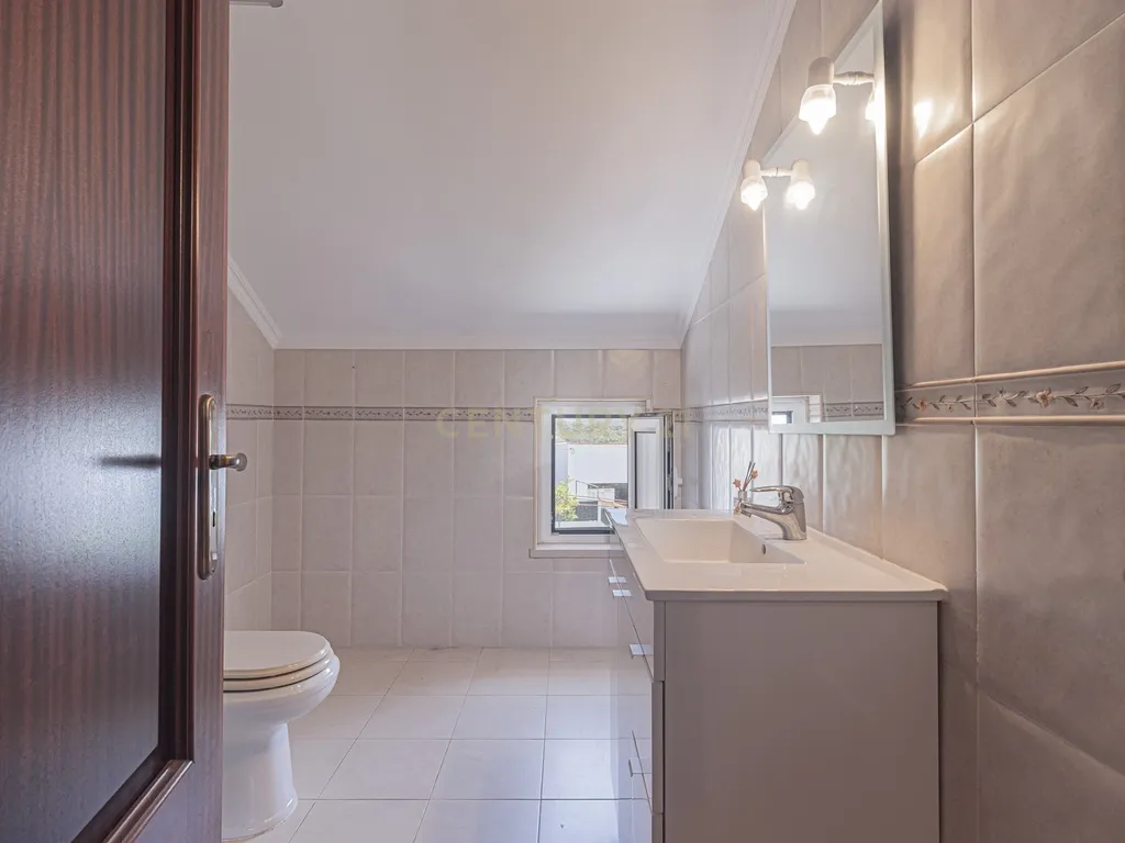 Moradia T4 em Vila Nova - Bucelas - Image 32