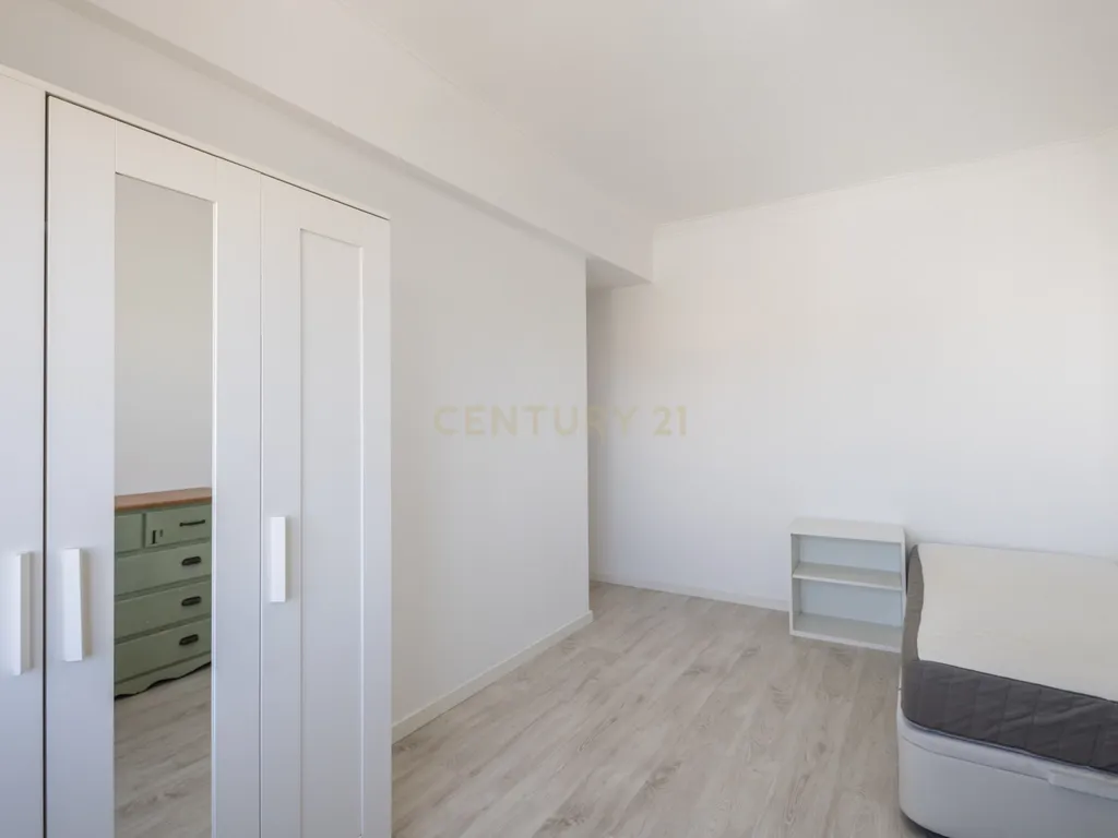 Apartamento T3 para arrendamento - 5 piso c/elevador - Amora - Image 12