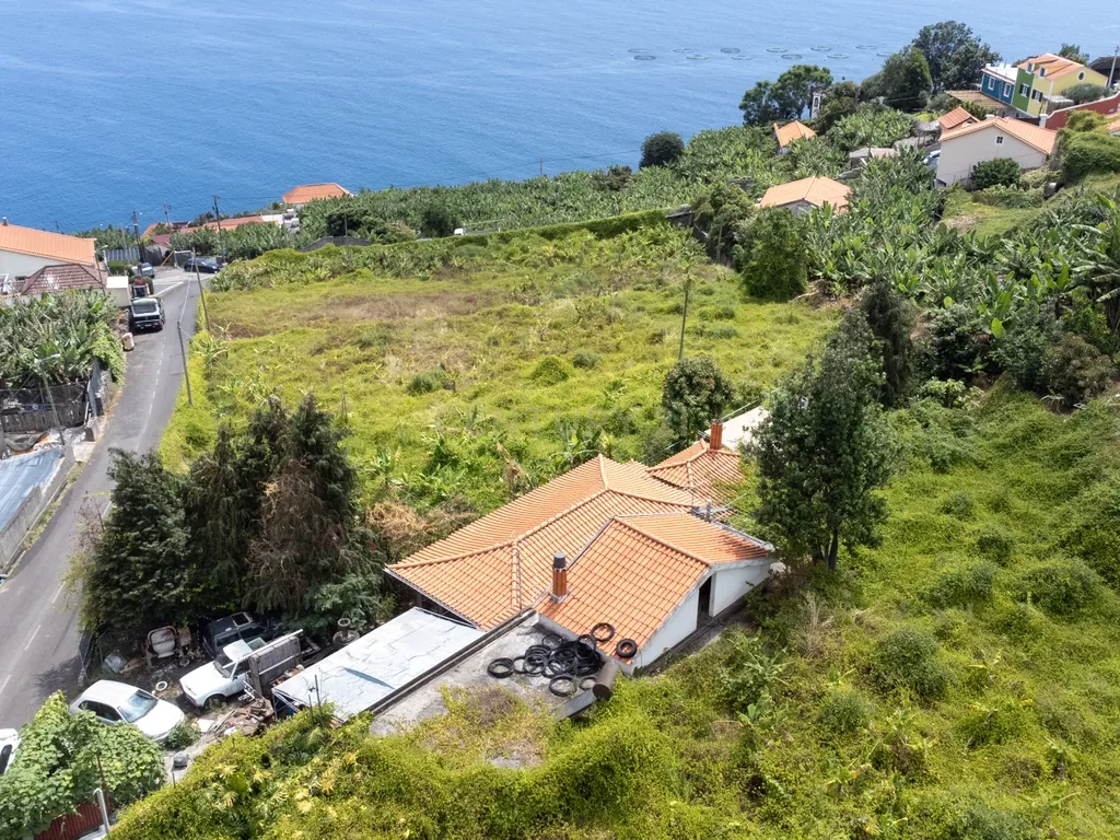Terreno com 6.896m² e Moradia com Vista Mar - Image 9