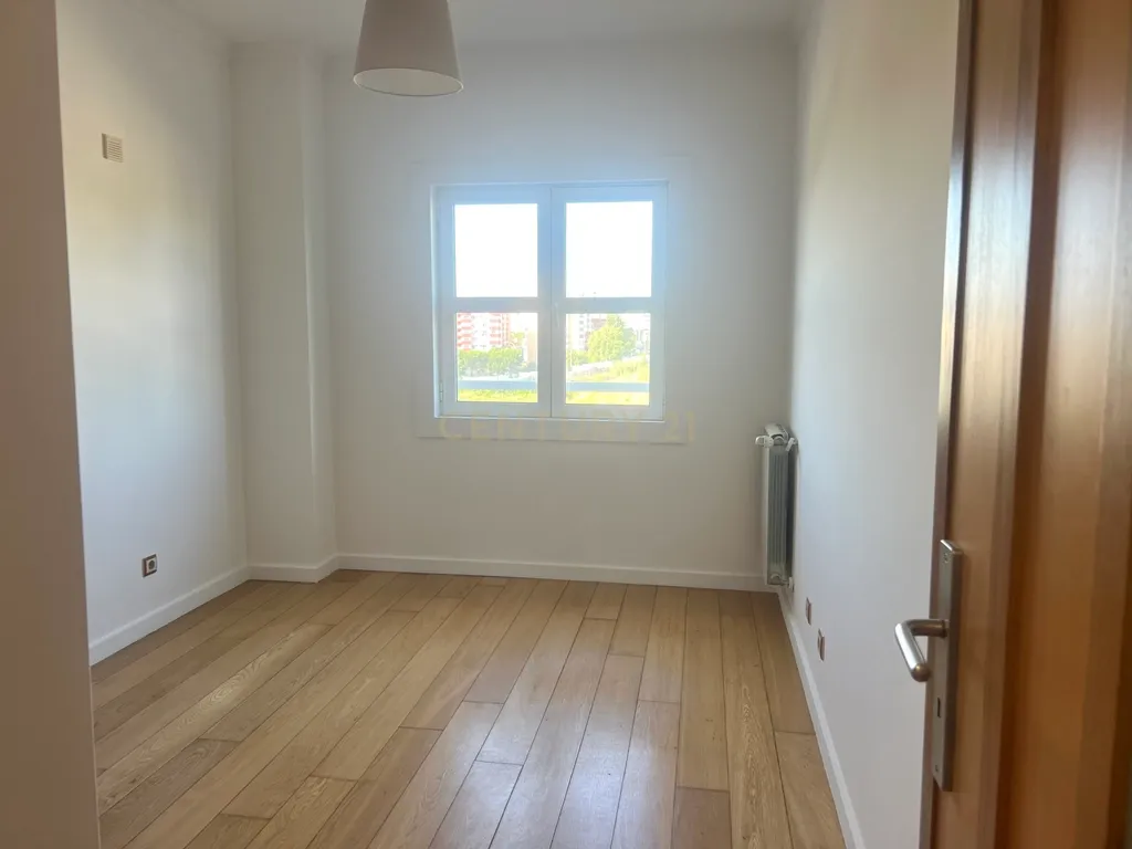 T2 com parqueamento e arrecadação - Casas do Lago Serra de Carnaxide Amadora - Image 22