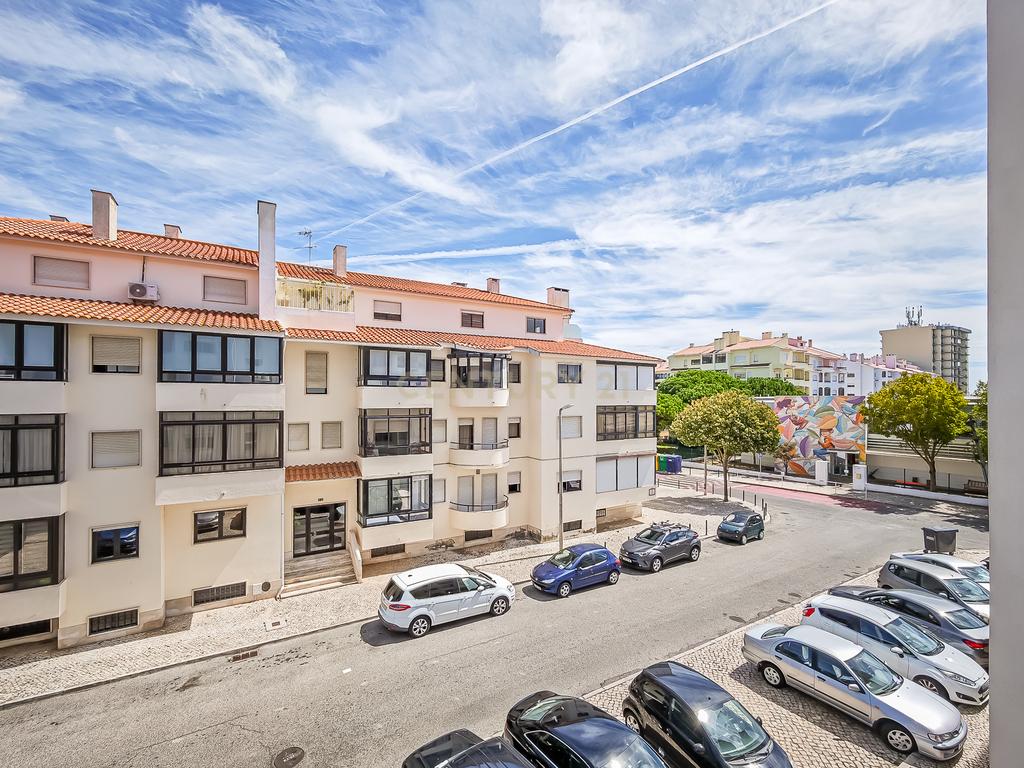 Apartamento Renovado em Cascais com 3 Quartos e Varanda - Image 9