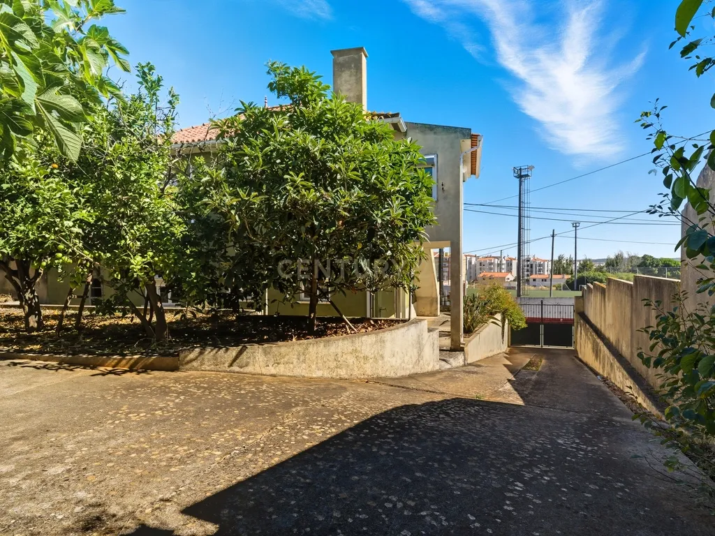 Moradia Bi-familiar com terreno de 800m2 urbanos - Paredes, Alenquer - Image 28
