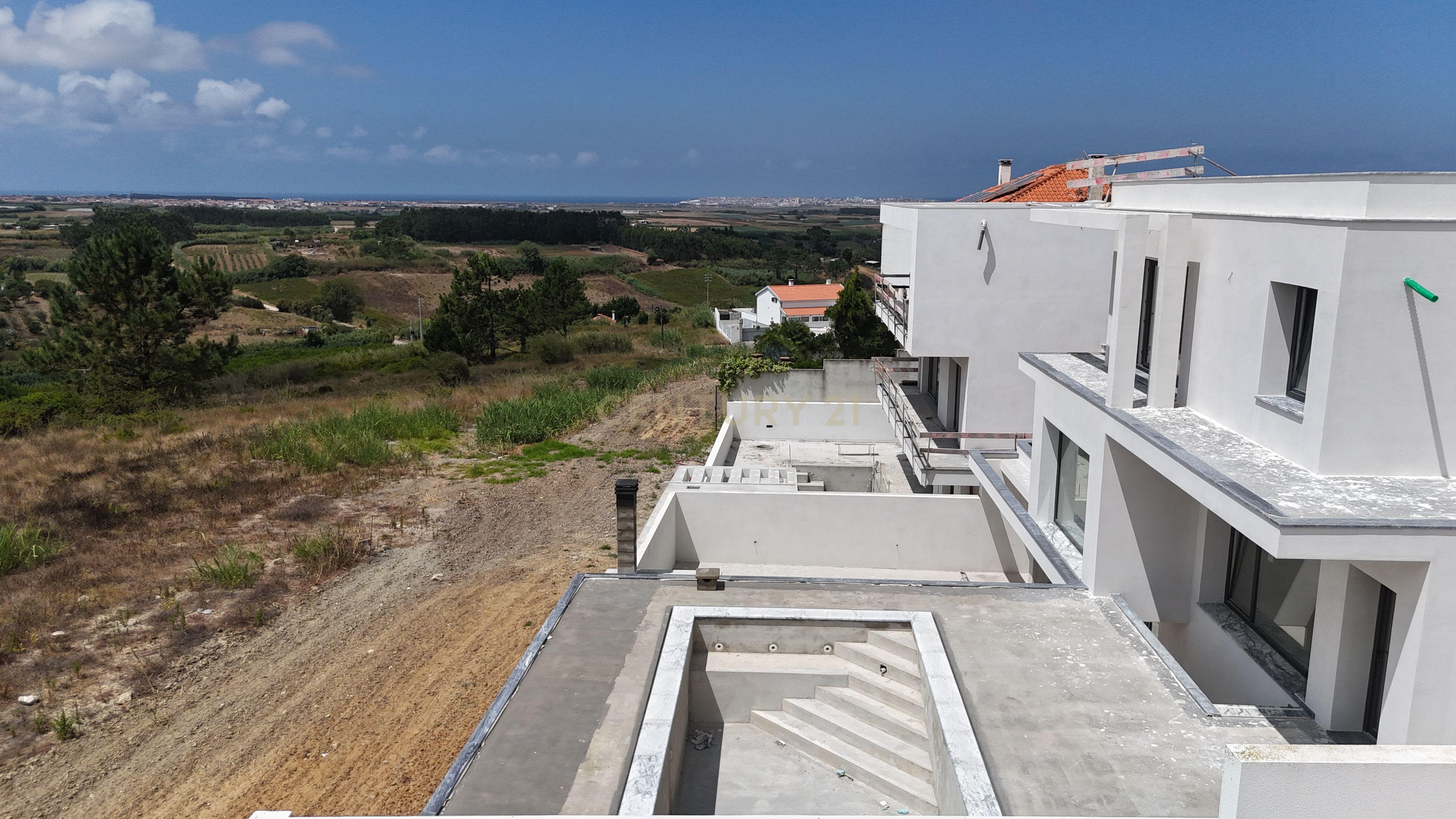 Fotografia 9 de Moradia T4  de luxo com piscina aquecida e Rooftop na Urbanização Paraíso — Peniche