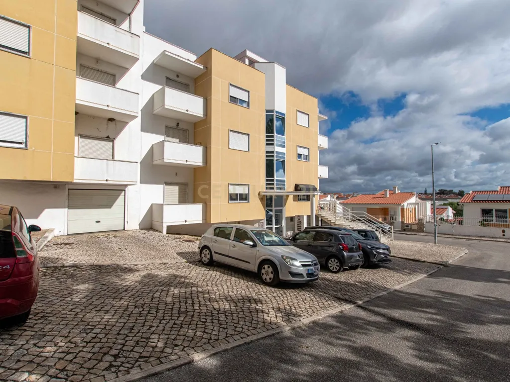 Apartamento T3 com Parqueamento e Arrecadação - Image 25