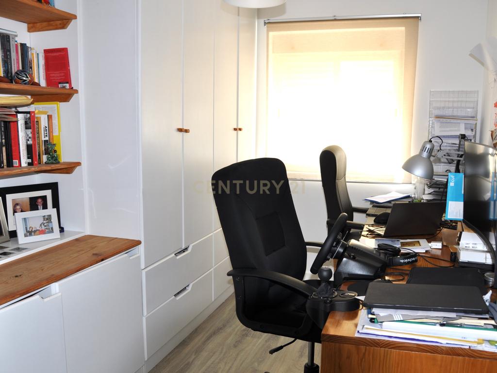 Apartamento T2 com arrecadação, renovado, no centro de Almada  - Image 5