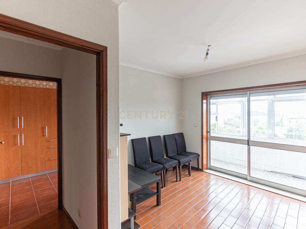 T2 Renovado com Vista Cidade – Rua de São Roque da Lameira, Campanhã - Image 5