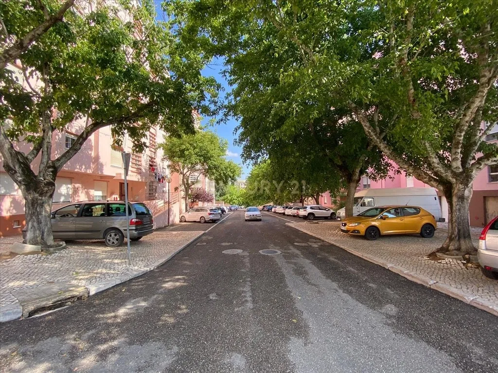 APARTAMENTO T3 OCUPADO ILEGALMENTE, EM PROCESSO JUDICIAL - Image 10