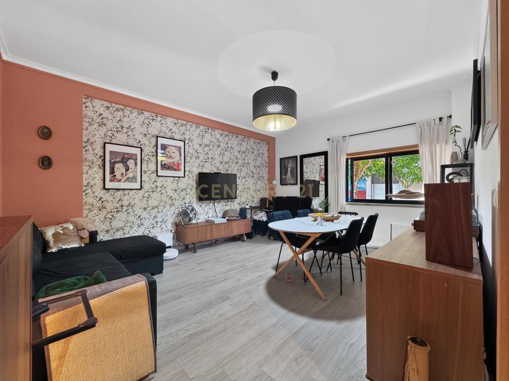 Apartamento T2 com Terraço de 37 m² na Urbanização do Bom Retiro - Image 2