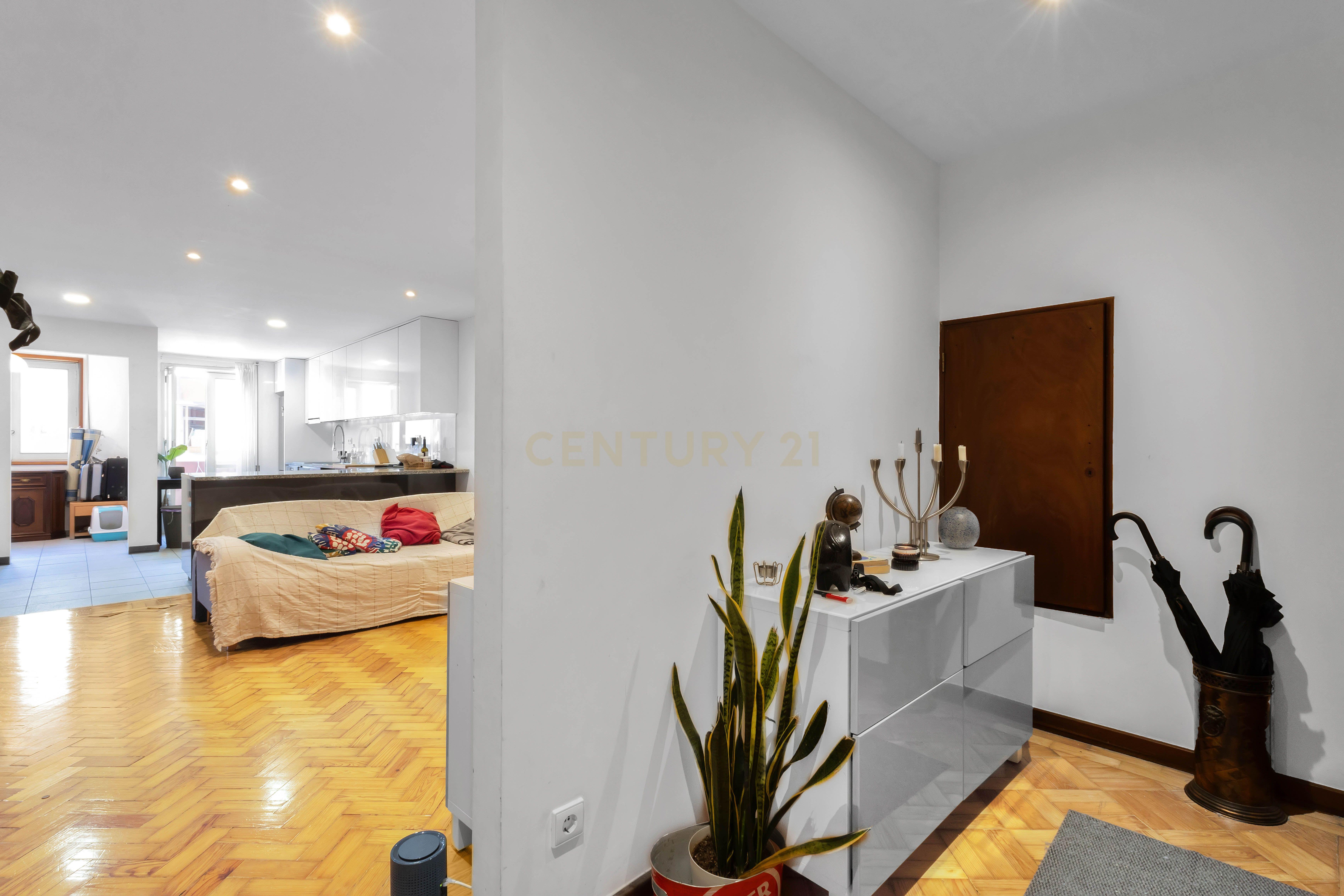 Apartamento T3 mobilado - Prédio Senhorial com Elevador