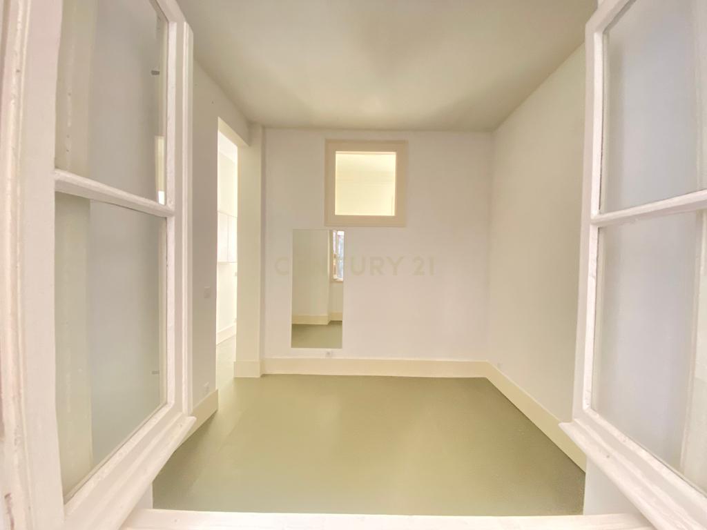 Apartamento T2 no centro de Lisboa - São Vicente, com um pequeno logradouro. - Image 24