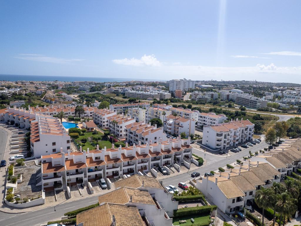 T1+1 Rés do Chão com Logradouro Privativo em Condomínio com Piscina Montechoro, Albufeira - Image 35