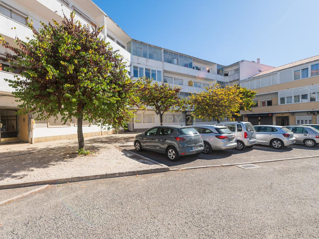 T2 Totalmente Renovado em Mem Martins, Excelente Localização - Image 38